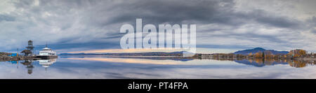 Kanada, Quebec, Gartenschau Region, Magog, Lac Memphremagog See und tourboat, Herbst Stockfoto