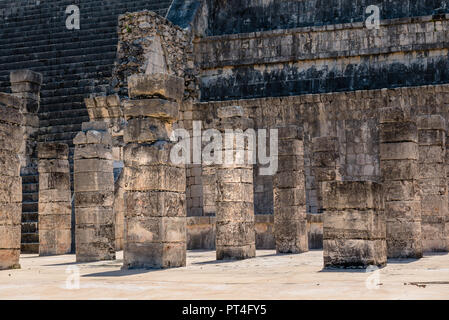 Steinsäulen in Chichen Itza Archäologische Stätte, Mexiko Stockfoto