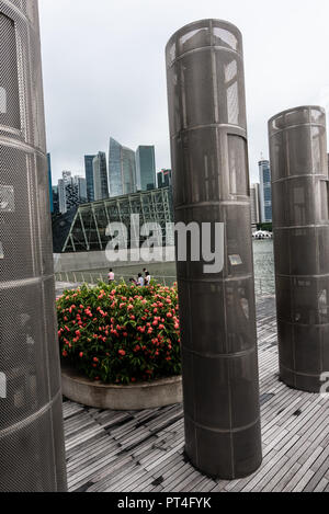 Skyline von Singapur vom Marina Bay Sands aus Stockfoto