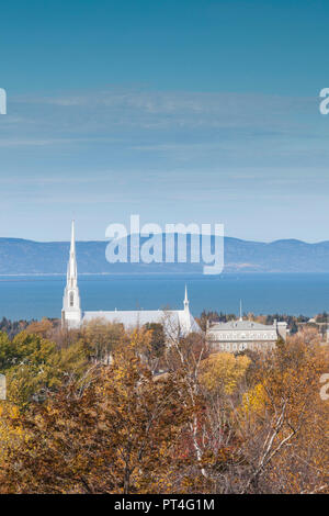 Kanada, Quebec, Region Bas-Saint-Laurent, Riviere-du-Loup, Kirche und St. Lawrence River Stockfoto