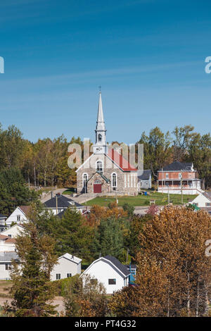 Kanada, Quebec, Capitale-Nationale Region Charlevoix, Saint-Fidele, erhöht mit Blick auf das Dorf Stockfoto