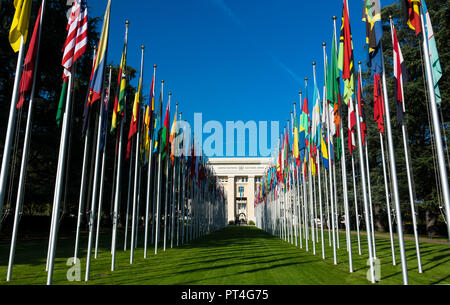 Die Fahnen der Mitgliedstaaten der Vereinten Nationen vor dem Büro der Vereinten Nationen in Genf. Die Schweiz. Stockfoto