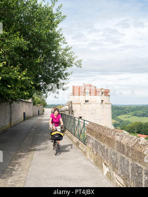 Reife Frau Radfahren rund um den Stadt Mauern oder Wälle von Langres, Haute-Marne, Frankreich, Europa Stockfoto