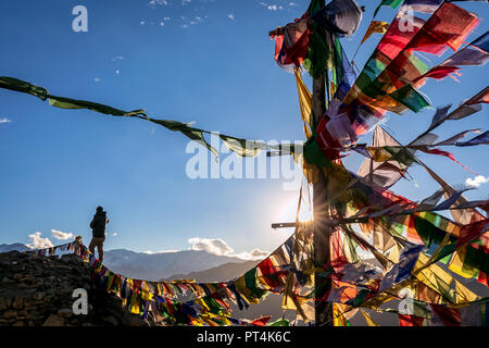 Ein Mann in Namgyal Temo Gompa, der den Sonnenuntergang beobachtet, Leh, Ladakh, Indien Stockfoto