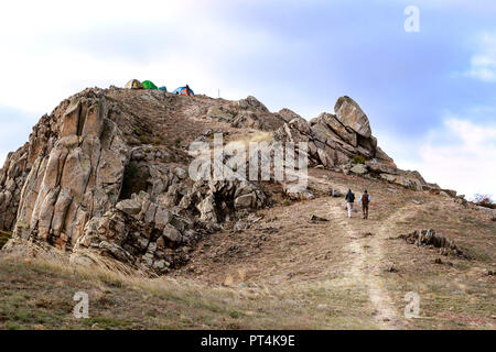 Abenteurer mit Zelten auf dem Gipfel des Berges Stockfoto