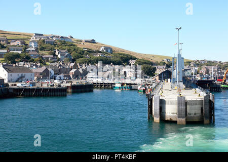 Verlassen der Kai und die Stadt von Stromness in der Orkney Inseln mit der Fähre Stockfoto