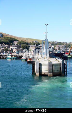 Verlassen der Kai und die Stadt von Stromness in der Orkney Inseln mit der Fähre Stockfoto