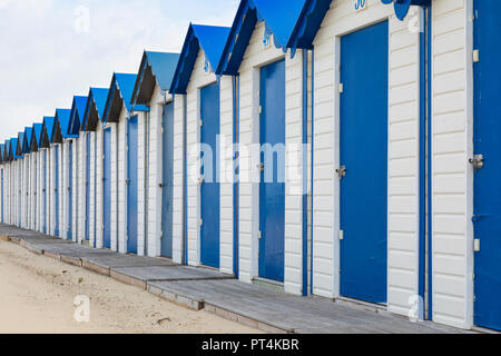 Zeile mit blauen und weißen Holzmöbeln Holzhütten am Französischen Noerth Meer Strand, boulogn-sur-Mer Stockfoto