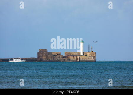 Leuchtturm auf der Mole von Boulogne-sur-Mer, touristenboot vorbei Stockfoto