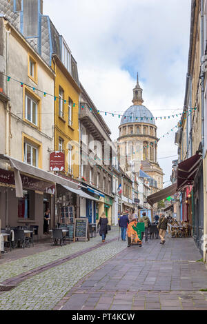 Main Street der befestigten Stadt in Boulogne-sur-Mer, Pas-de-Calais, Frankreich. Kuppel der Kathedrale im Hintergrund. Stockfoto