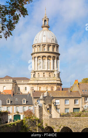 Basilika Notre-Dame de Boulogne die befestigte Stadt Boulogne-sur-Mer, Brücke zum Schloss im Vordergrund. Stockfoto