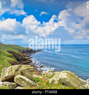 Felsige Küste bei Lands End, mit dem berühmten longships Leuchtturm auf das Meer. Stockfoto