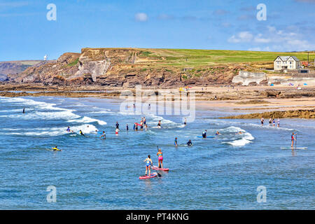 Vom 6. Juli 2018: Bude, Cornwall, UK-Massen Abkühlung im Meer während der Sommerhitze. Stockfoto