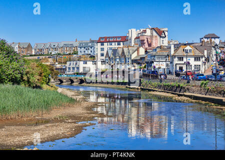 Vom 6. Juli 2018: Bude, Cornwall, Großbritannien - Häuser und Geschäfte in der Stadt am Meer, in den Fluss Neet wider, an einem heißen Sommertag. Stockfoto