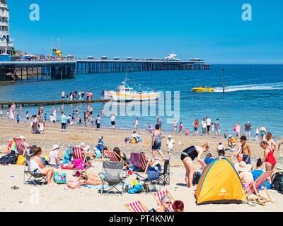 26. Juli 2018: Llandudno, Conwy, Großbritannien-Urlauber throng der Strand und Pier an einem der heißesten Tage des Jahres, mit strahlendem Sonnenschein und klare... Stockfoto