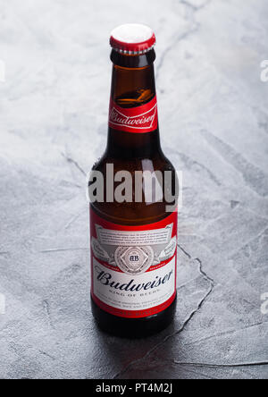 LONDON, UK - Oktober 03, 2018: Glas Flasche Budweiser Lagerbier auf Stein Hintergrund Stockfoto