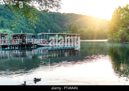 Sightseeing Fähren auf den Plitvicer Seen, Kroatien. Schöne Landschaft. Stockfoto