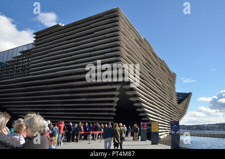 Dundee V&A Museum; Dundee; Warteschlange für V&A Museum Dundee, Schottland, Großbritannien; England; Vereinigtes Königreich; Europa; geöffnet 15. September 2018. Entworfen von Stockfoto