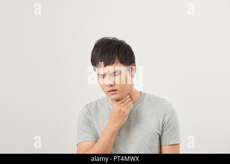 Allergien und Halsschmerzen Konzept. Kranken jungen Mann auf weißem Hintergrund Stockfoto