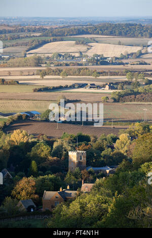 Blick über Dorf Ilmington und Ackerland Landschaft von Warwickshire auf Herbst Abend Stockfoto