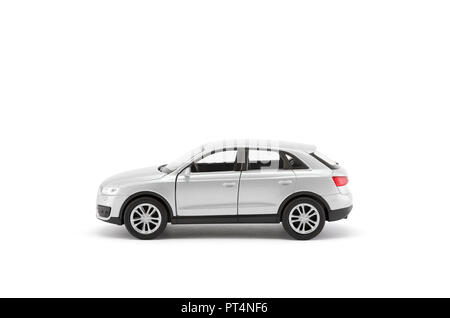Silber Spielzeugauto mit Beschneidungspfaden auf weißem Hintergrund Stockfoto