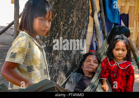 Phan Rang, Vietnam - 1. Oktober 2005. Mehrere Generationen von Chams, einer ethnischen Minderheit, zusammen Leben. Stockfoto