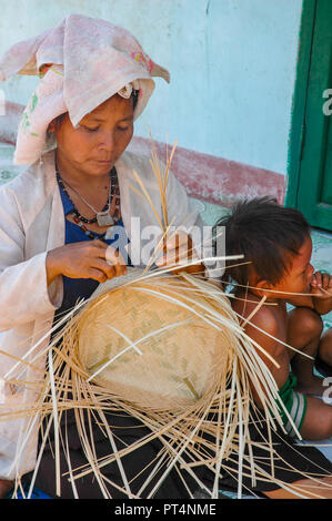 Phan Rang, Vietnam - Oktober 1, 2005. Cham Frau Weberei Bambus baket. Stockfoto