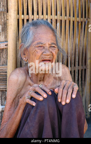 Phan Rang, Vietnam - Oktober 1, 2005. Ältere Cham Frau vor bamboo House Stockfoto