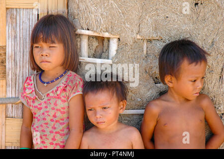 Phan Rang, Vietnam - Oktober 1, 2005. Cham Kinder vor Schlamm und Bambus Haus Stockfoto