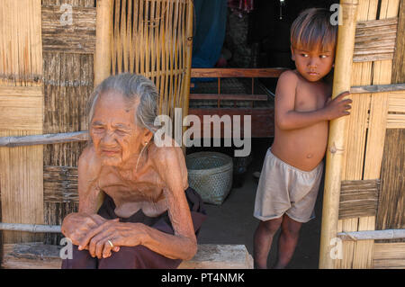 Phan Rang, Vietnam - Oktober 1, 2005. Alt und Jung Chams zusammen leben. Stockfoto