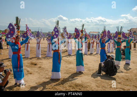 Phan Rang, Vietnam - Oktober 1, 2005. Cham Frauen tanzen im jährlichen Kate Festival, dem größten Festival des Chams Stockfoto