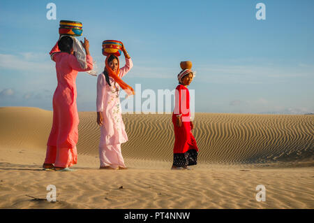 Phan Rang, Vietnam - Oktober 1, 2005. Cham Frauen in traditioneller Kleidung zu Fuß über den Nam Cuong Sanddünen in der Nähe von Phan Rang Stockfoto