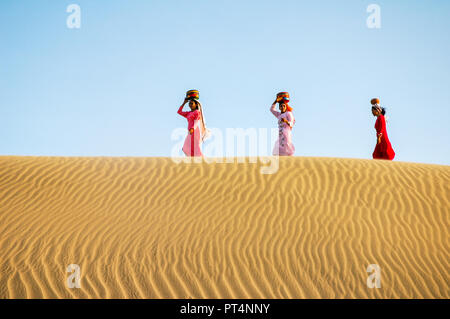 Phan Rang, Vietnam - Oktober 1, 2005. Cham Frauen in traditioneller Kleidung zu Fuß über den Nam Cuong Sanddünen in der Nähe von Phan Rang Stockfoto