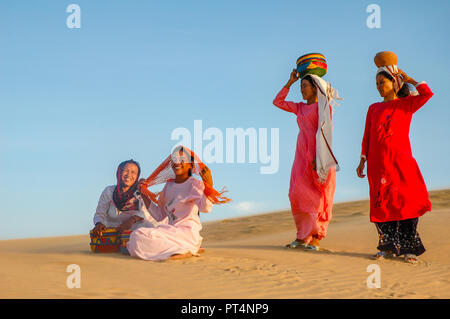 Phan Rang, Vietnam - Oktober 1, 2005. Cham Frauen in traditioneller Kleidung auf dem Nam Cuong Sanddünen Stockfoto