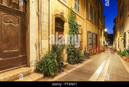 Die alte Straße im historischen Viertel Panier von Marseille im Süden Frankreichs in der Nacht Stockfoto