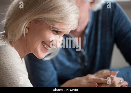 Gerne ältere Frau mittleren Alters mit schönen Gesicht lachen Flirten mit geliebten Älteren Mann lächelnd liebevolle Frau mit Humor sprechen Sie mit älteren husb Stockfoto