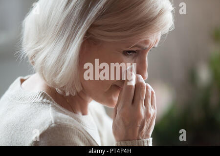 Traurige ältere Frau mittleren Alters Witwe Trauer weinen Tränen abwischen, umgekippt verzweifelte Alte ältere reife Lady weinen Trauer über verlorene Liebe, in Krankheit, s Stockfoto