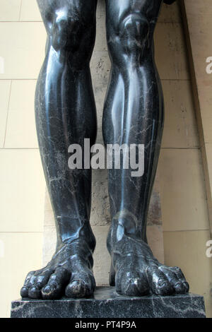 Es wird gesagt, dass, wenn Sie den Fuß eines der riesigen atlantes Statuen, die die Vorhalle des hinteren Eingang zur Eremitage in St. Petersburg halten berühren, es bringt Sie viel Glück! Stockfoto