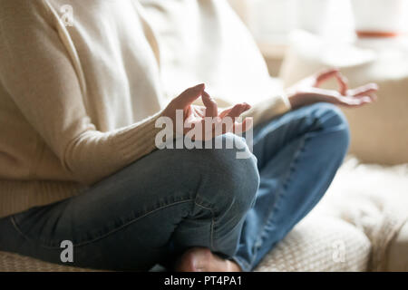 Ältere Frau mit Händen in der Mudra üben home Yoga, closeu Stockfoto
