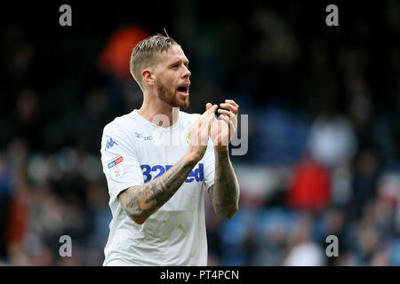 Leeds United von Pontus Jansson begrüßt die Fans nach dem 1-1 zeichnen während der Sky Bet Championship Match an der Elland Road, Leeds. Stockfoto