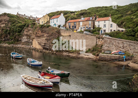 Boote im Fluss ins Meer leiten bei Staithes, in der Nähe von Scarborough Stockfoto