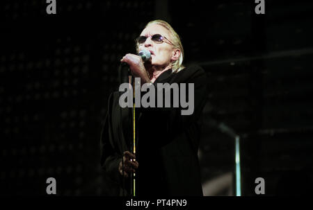 Konzert der französischen Sänger Christophe am Olympia Theater in Paris nach 27 Jahren Abwesenheit auf der Bühne (Frankreich, 10/03/2002) Stockfoto