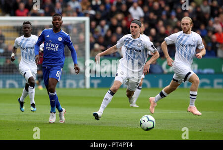 Von Leicester City Kelechi Iheanacho (links) und Everton ist Michael Keane während der Premier League Match für die King Power Stadion, Leicester. Stockfoto