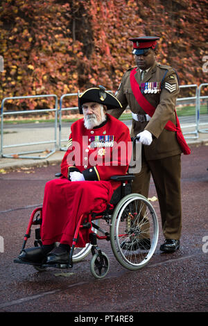 Johnson Beharry (VC) drücken Bill Speakman (VC) am Tag des Gedenkens Parade, London. Stockfoto