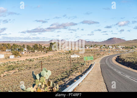 LOXTON, SÜDAFRIKA, August 7, 2018: Ansicht der Loxton in der Northern Cape Provinz. R Straße 63, Gebäude und Bäume sind sichtbar Stockfoto