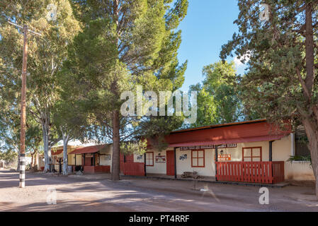 LOXTON, SÜDAFRIKA, August 7, 2018: eine Straßenszene in Loxton in der Northern Cape Provinz. Eine Lodge, Restaurant und die Alte Lkw-Museum sichtbar sind Stockfoto