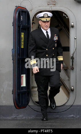 Admiral Eugene H. Gene Black, Commander, Carrier Strike Group 8, auf dem Flugdeck des US-amerikanischen Flugzeugträgers USS Harry S. Truman, der während eines Besuchs in Portsmouth in Stokes Bay, Hampshire, eintrifft. Stockfoto