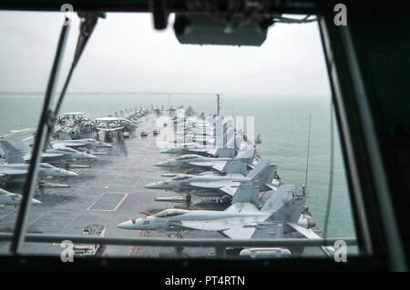 F-18 jets Linie das Deck an Bord der amerikanischen Flugzeugträger der Nimitz-Klasse USS Harry S. Truman, nach Ihrer Ankunft in Stokes Bay, Hampshire, bei einem Besuch in Portsmouth. Stockfoto