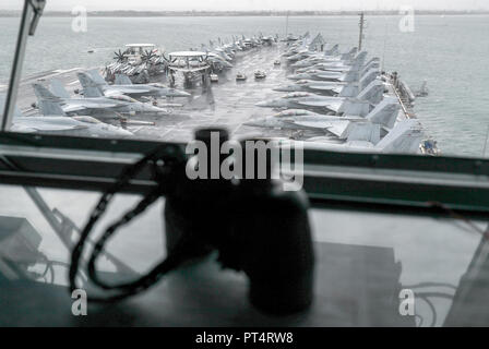 F-18 jets Linie das Deck an Bord der amerikanischen Flugzeugträger der Nimitz-Klasse USS Harry S. Truman, nach Ihrer Ankunft in Stokes Bay, Hampshire, bei einem Besuch in Portsmouth. Stockfoto