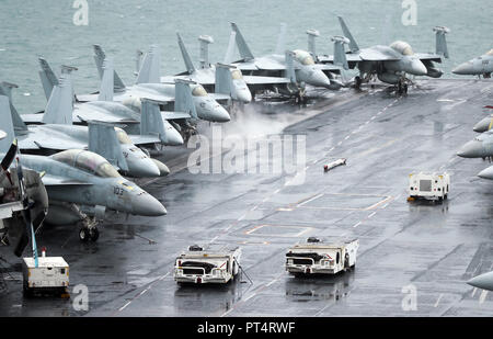 F-18 jets Linie das Deck an Bord der amerikanischen Flugzeugträger der Nimitz-Klasse USS Harry S. Truman, nach Ihrer Ankunft in Stokes Bay, Hampshire, bei einem Besuch in Portsmouth. Stockfoto